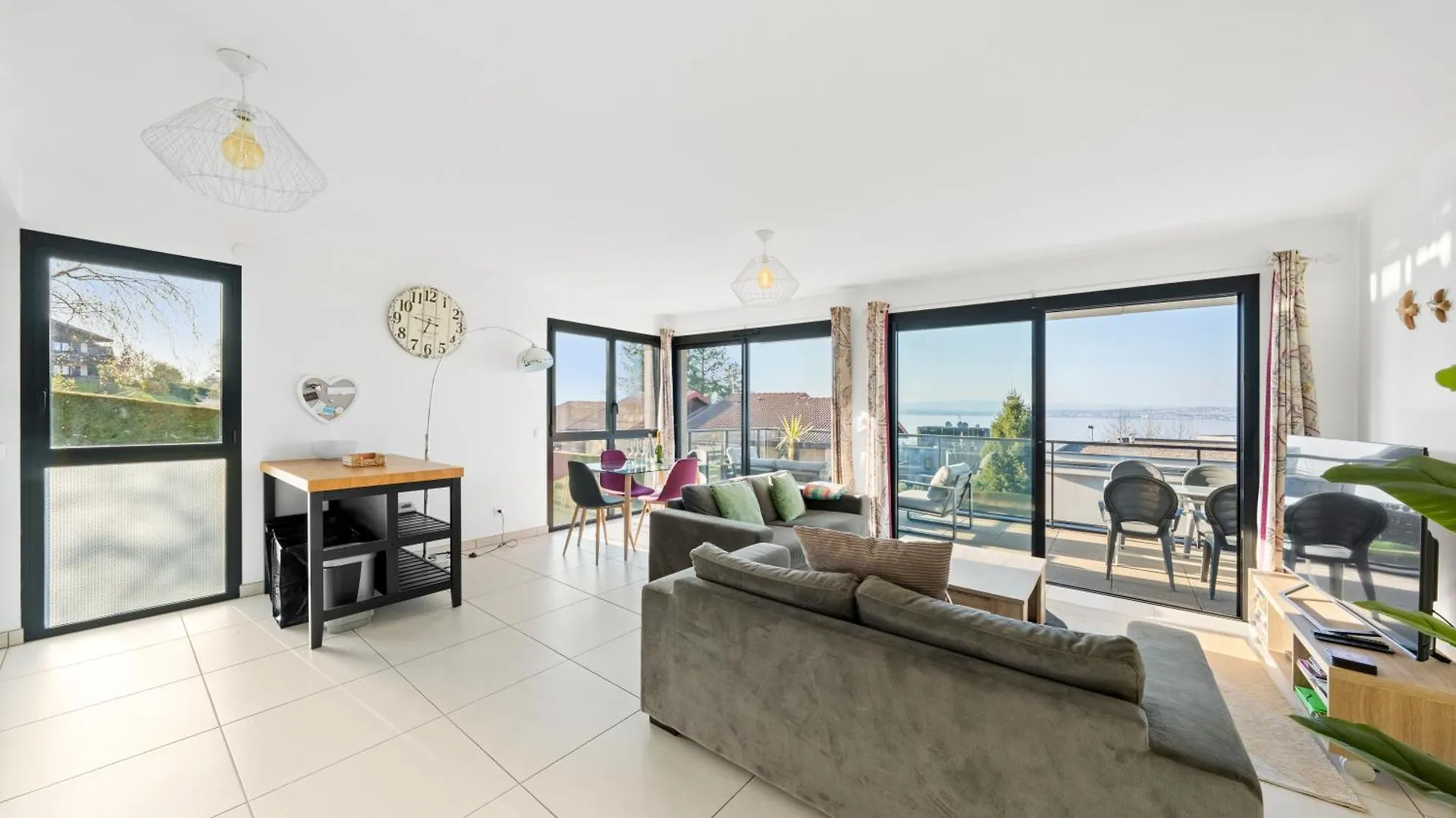 Bright Modern Apartment With Lake View In Evian Neuvecelle