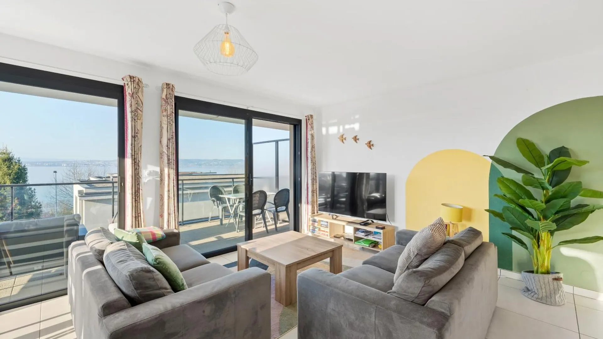 Bright Modern Apartment With Lake View In Evian Neuvecelle