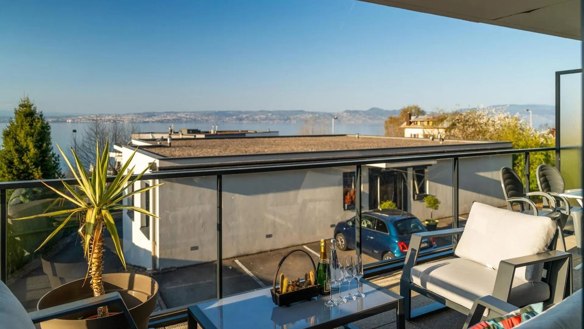 Bright Modern Apartment With Lake View In Evian Neuvecelle فرنسا