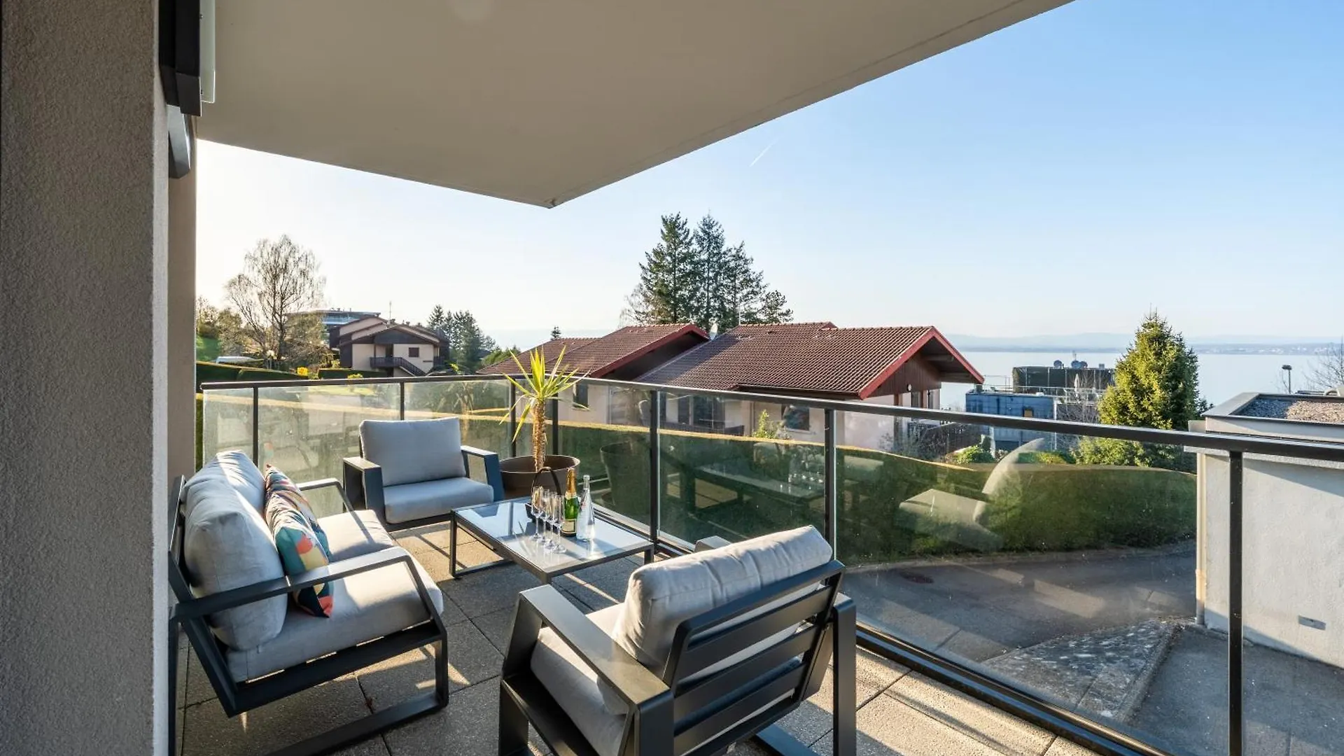 Bright Modern Apartment With Lake View In Evian Neuvecelle